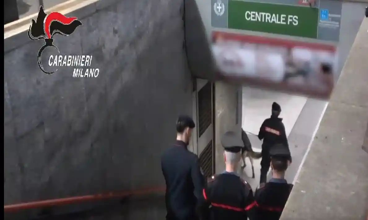 Carabinieri in stazione centrale a Milano