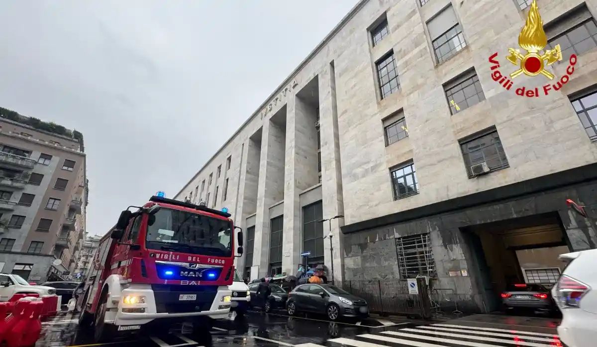 Incendio al Tribunale di Milano. Evacuate 500 persone. Nessun ferito