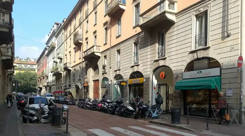 via solferino,Milano. Fanno la spaccata in gioielleria in via Solferino, a due passi dal comando dei carabinieri e finiscono ovviamente male. 2 arresti - 28/10/2024