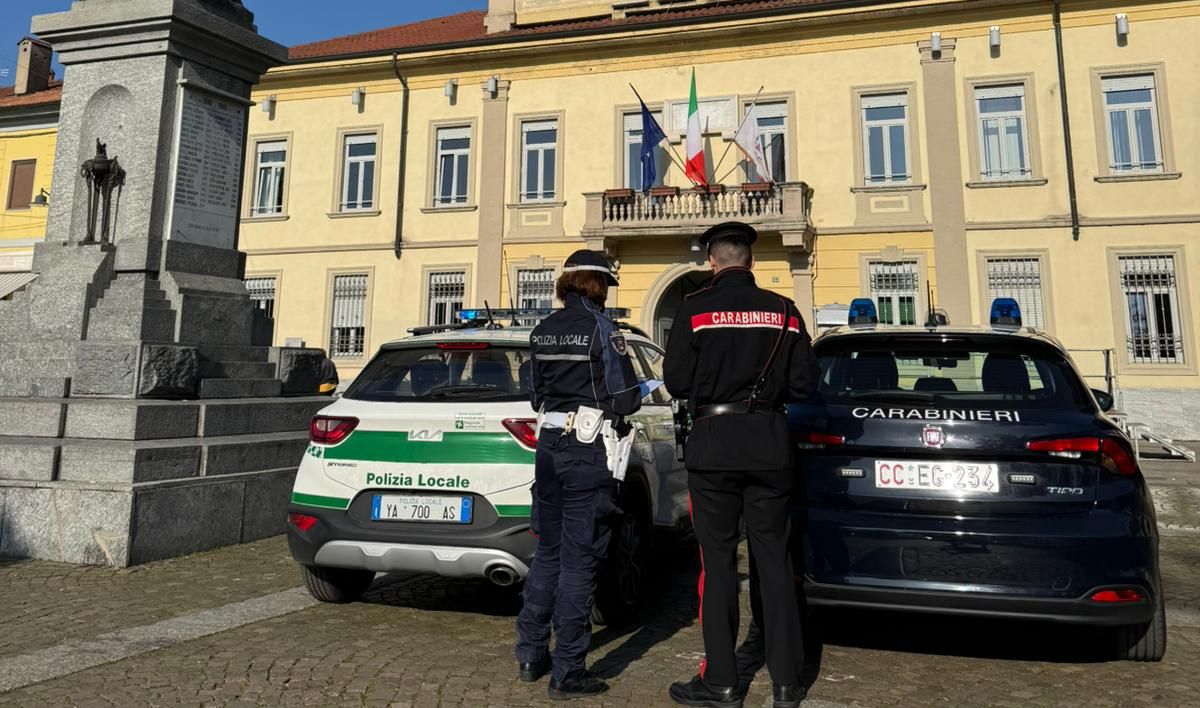 carabinier e polizia locale a cronaredo. Municipio