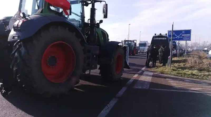 Tratoti risctto agricolo. Manifestazioni. Foto di repertorio