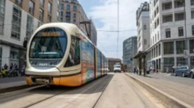 . Attimi di pazzia a Milano. Uomo butta giù il tranviere e ruba il tram - 10/07/2020