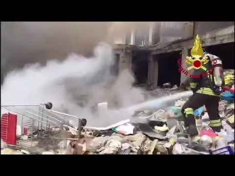 . Incendio nella ex fabbrica dei Missili. Era piena di spazzatura - 03/04/2018